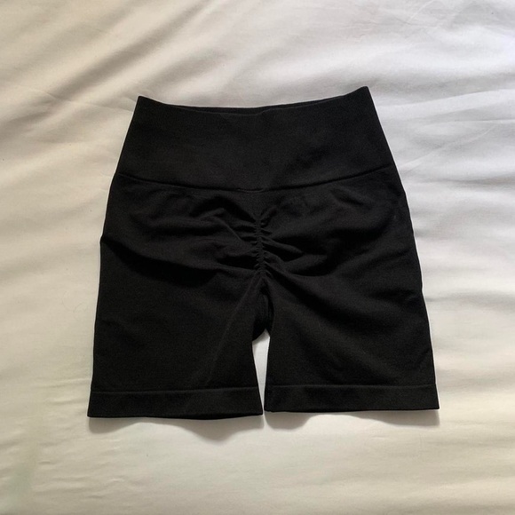 Amplify scrunch butt black seamless shorts !!! - Picture 3 of 3